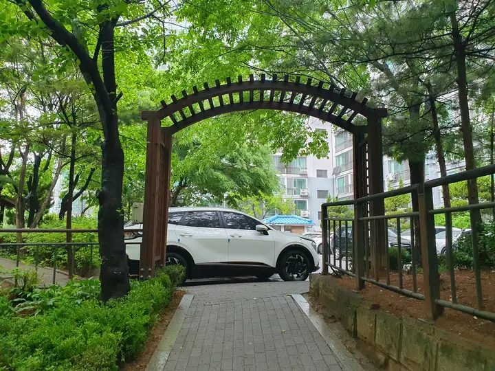 목재 아치 퍼걸러 산책길