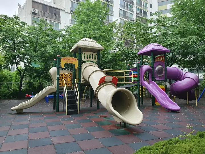 보라색 터널 미끄럼틀 놀이대