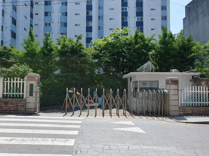 접이식 문과 경비실이 선 출입구