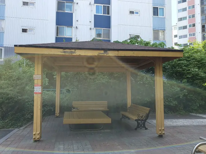 벤치를 둔 정자