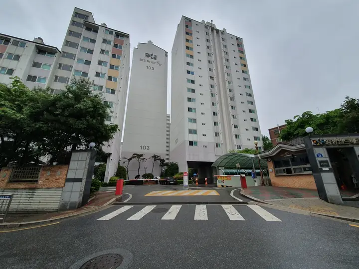 정문 너머 103동
