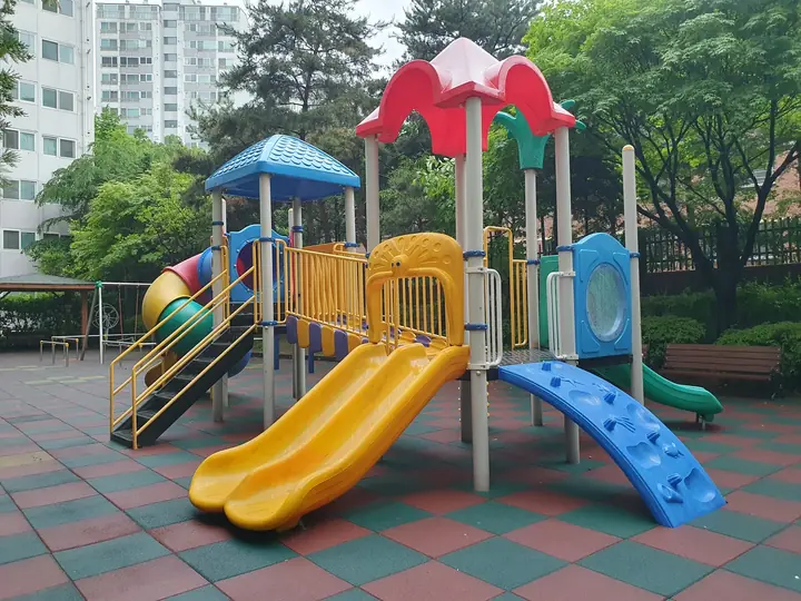 노란 미끄럼틀 놀이대
