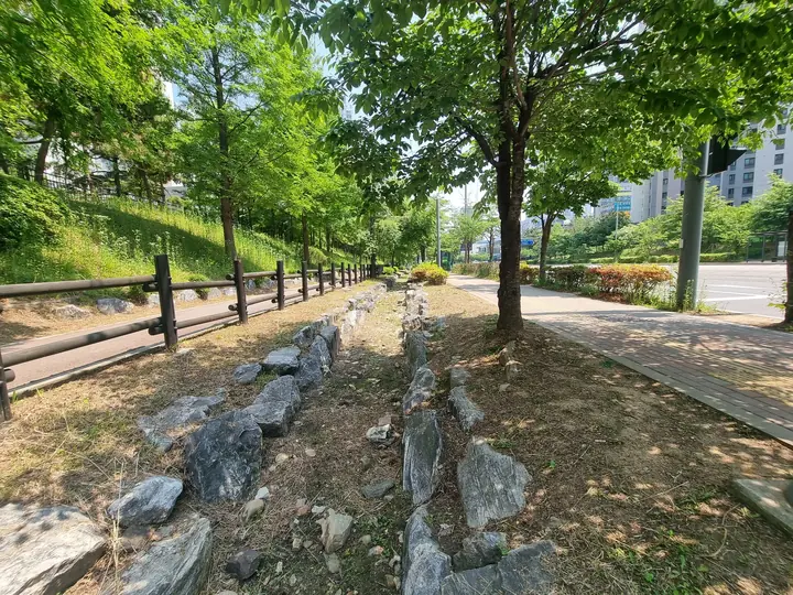 단지 외곽 보도 옆 돌 화단
