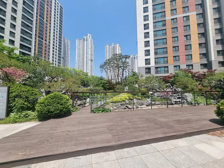 바위 정원 앞 목재 데크