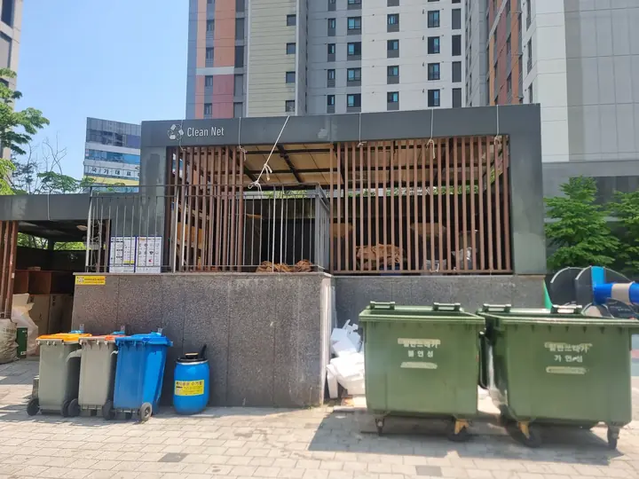 목재 격자 분리수거장