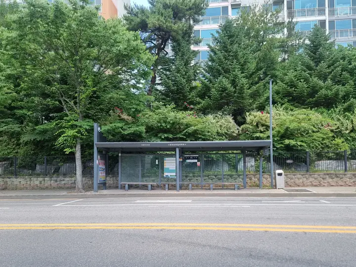 단지 앞 버스 정류장 쉼터