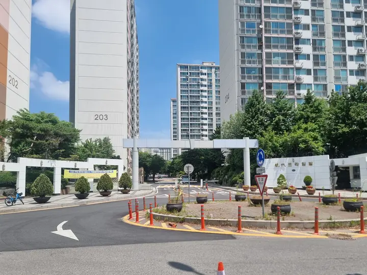 회전 교차로와 경비실이 있는 정문