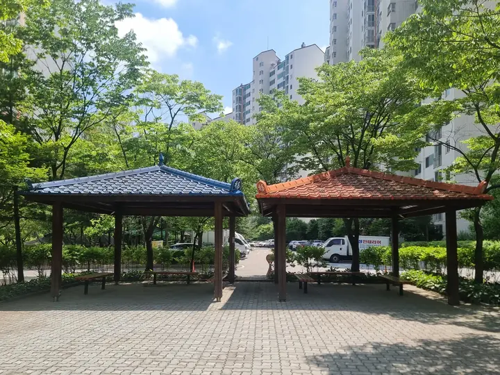 청기와와 홍기와 정자 한 쌍