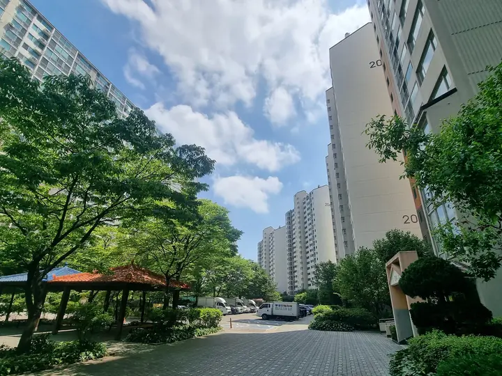 동 옆 정자와 단지 안 길